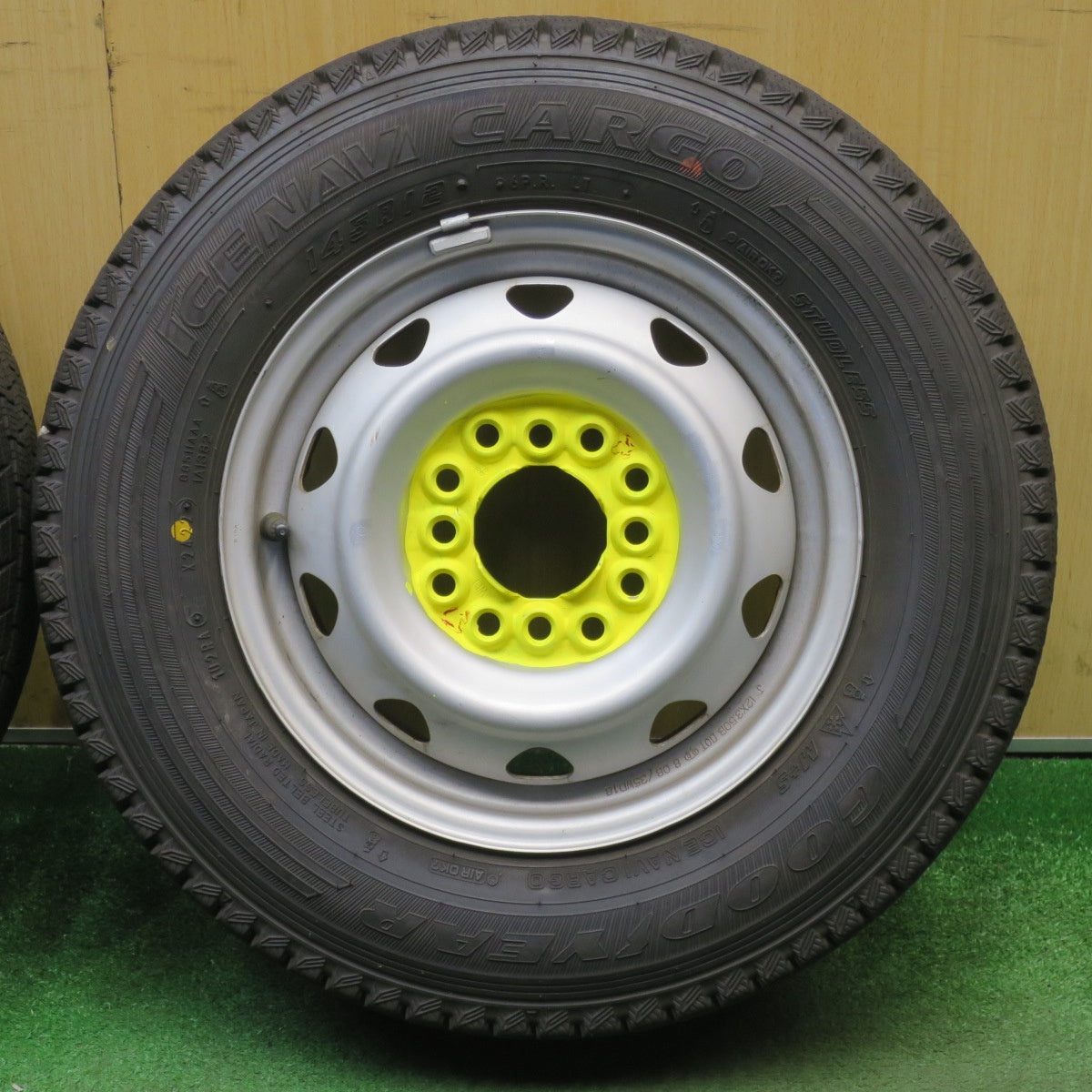 バリ溝！22年！9.5分★ダイハツ 純正 スチール 145R12 6PR スタッドレス グッドイヤー アイスナビ CARGO 12インチ PCD100 110 114.3/4H マルチ★6032402NJス