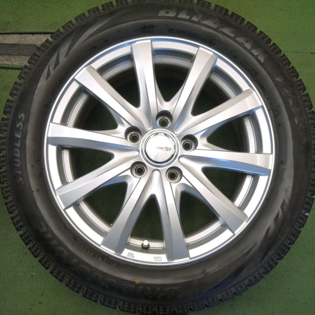 バリ溝！キレイ！9.5分以上◎スタッドレス 205/55R16 ブリヂストン ブリザック VRX ravrion RS01 ラブリオン 16インチ PCD114.3/5H◎6082505Hス