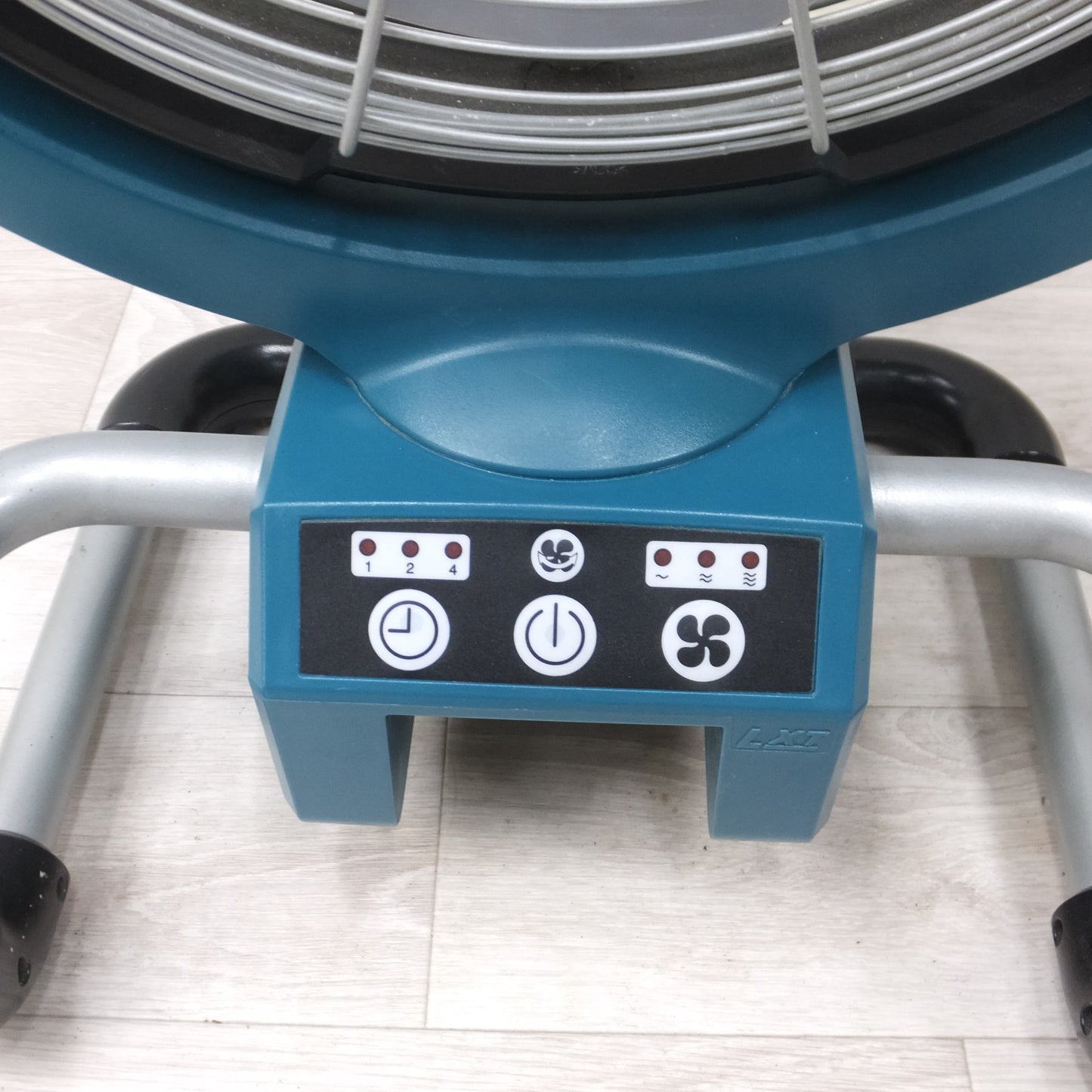 [送料無料] ◆マキタ 充電式 産業扇 CF300D 本体のみ 100V 14.4V 18V 扇風機 ファン アウトドア◆