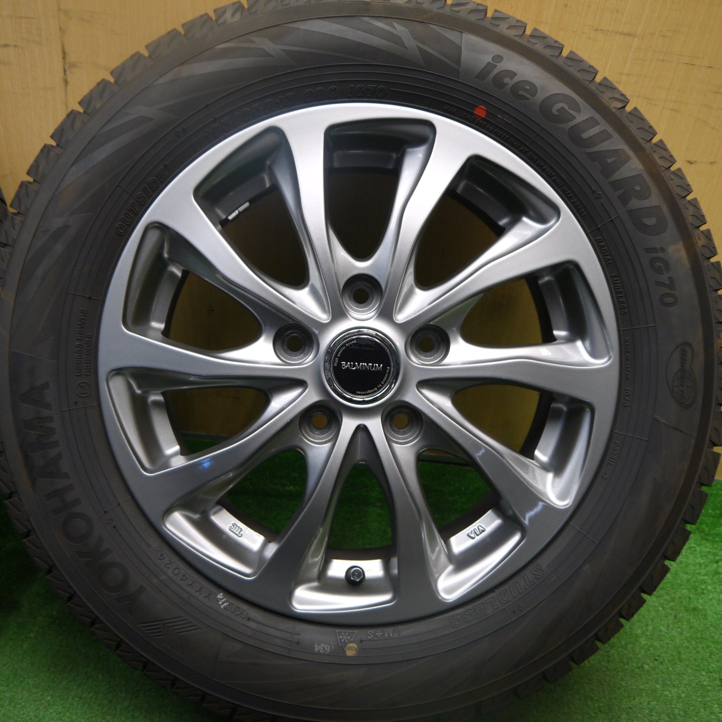 [送料無料] バリ溝！24年！キレイ！ほぼ10分★スタッドレス 185/65R15 ヨコハマ アイスガード iG70 BALMINUM バルミナ 15インチ PCD114.3/5H★5032409Hス