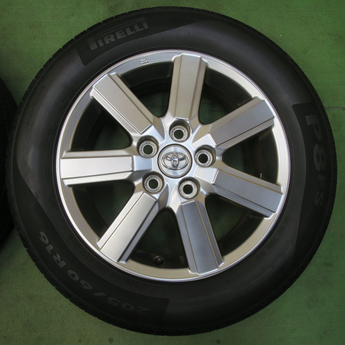 バリ溝！9.5分★トヨタ 70系 ノア ヴォクシー 純正 205/60R16 ピレリ P8FS 16インチ PCD114.3/5H★6010913イノ