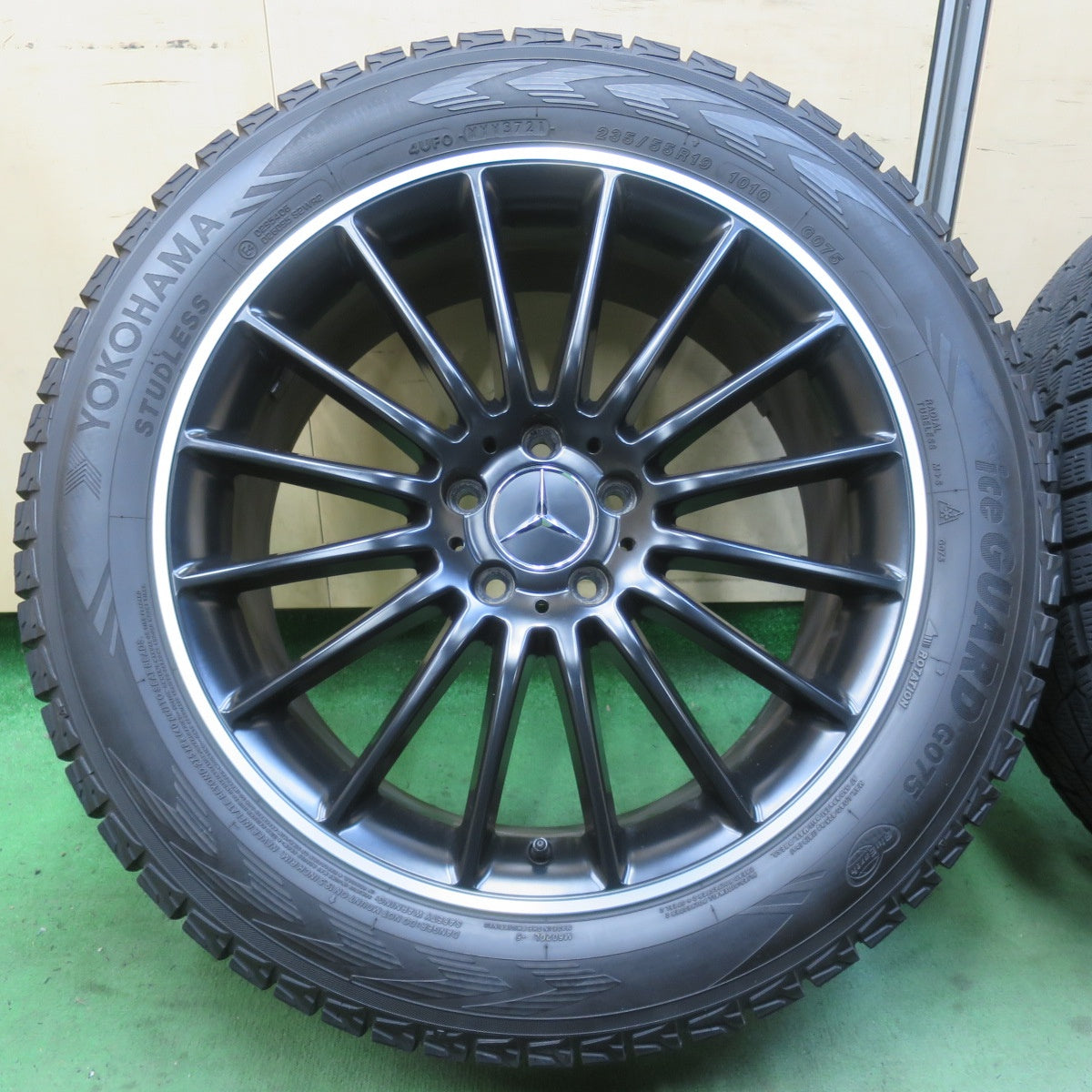 バリ溝！キレイ！9.5分★ベンツ 等 235/55R19 スタッドレス ヨコハマ アイスガード G075 WSP ITALY 社外 アルミ 19インチ PCD112/5H★6030407イス