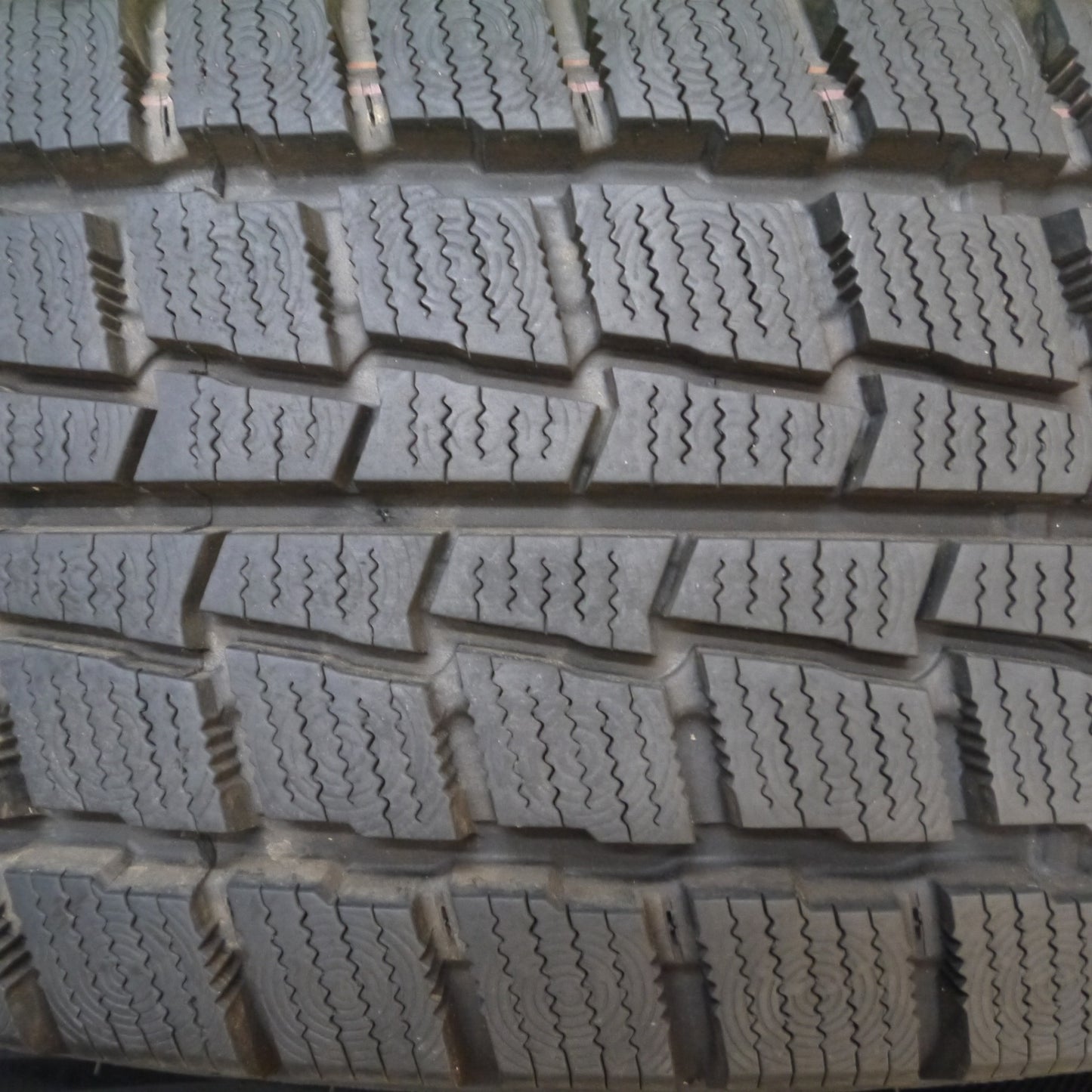 [送料無料] バリ溝！22年！キレイ！9.5分以上★スタッドレス ハイエース 等 195/80R15 107/105L ハンコック ウインター RW06 BROOK 15インチ PCD139.7/6H★4112503Hス