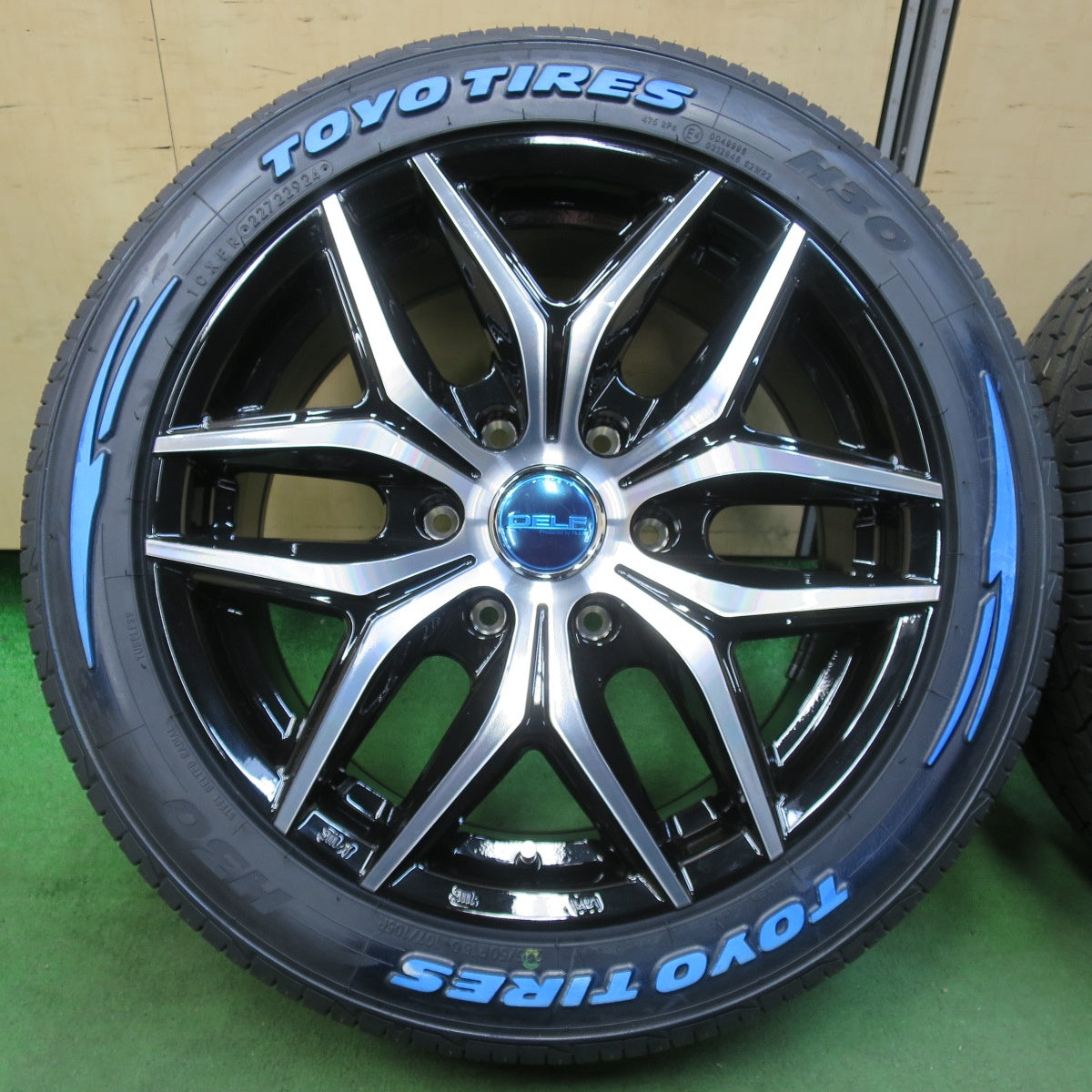 [送料無料] 未使用！24年★ハイエース DELF 01 FLEX 225/50R18C 107/105R トーヨー H30 18インチ デルフ フレックス PCD139.7/6H★5031008イノ