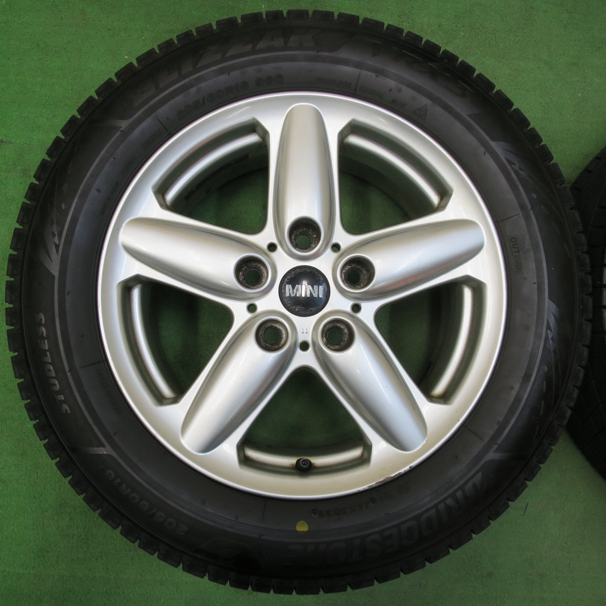 [送料無料] バリ溝！22年！ほぼ10分★MINI ミニ クロスオーバー R60 純正 205/60R16 スタッドレス ブリヂストン ブリザック VRX3 16インチ PCD120/5H★4123016イス