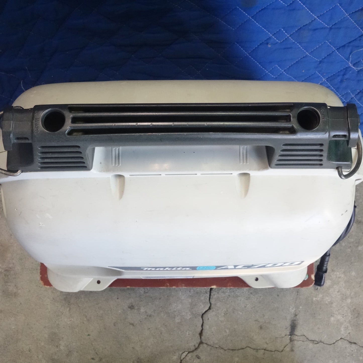 [送料無料] 付属品付き☆マキタ 常圧 エア コンプレッサ 100V 50-60Hz AC700 コンプレッサー 電動 工具☆