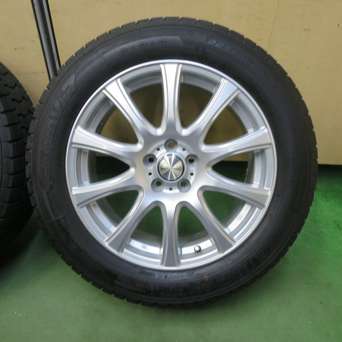 バリ溝！キレイ！9.5分★XV 等 225/55R17 スタッドレス グッドイヤー アイスナビ7 LAUFBAHN ラウフバーン 17インチ PCD100/5H★5111901TTス