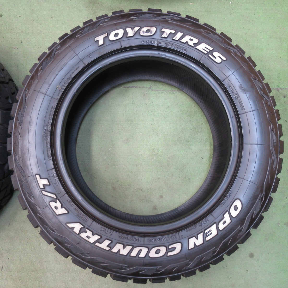バリ溝！23年！9分★215/65R16 109/107Q 8PR トーヨー オープンカントリー R/T ホワイトレター 16インチ タイヤ ハイエース レジアスエース キャラバン ヤリスクロス 等★6042305イノタ