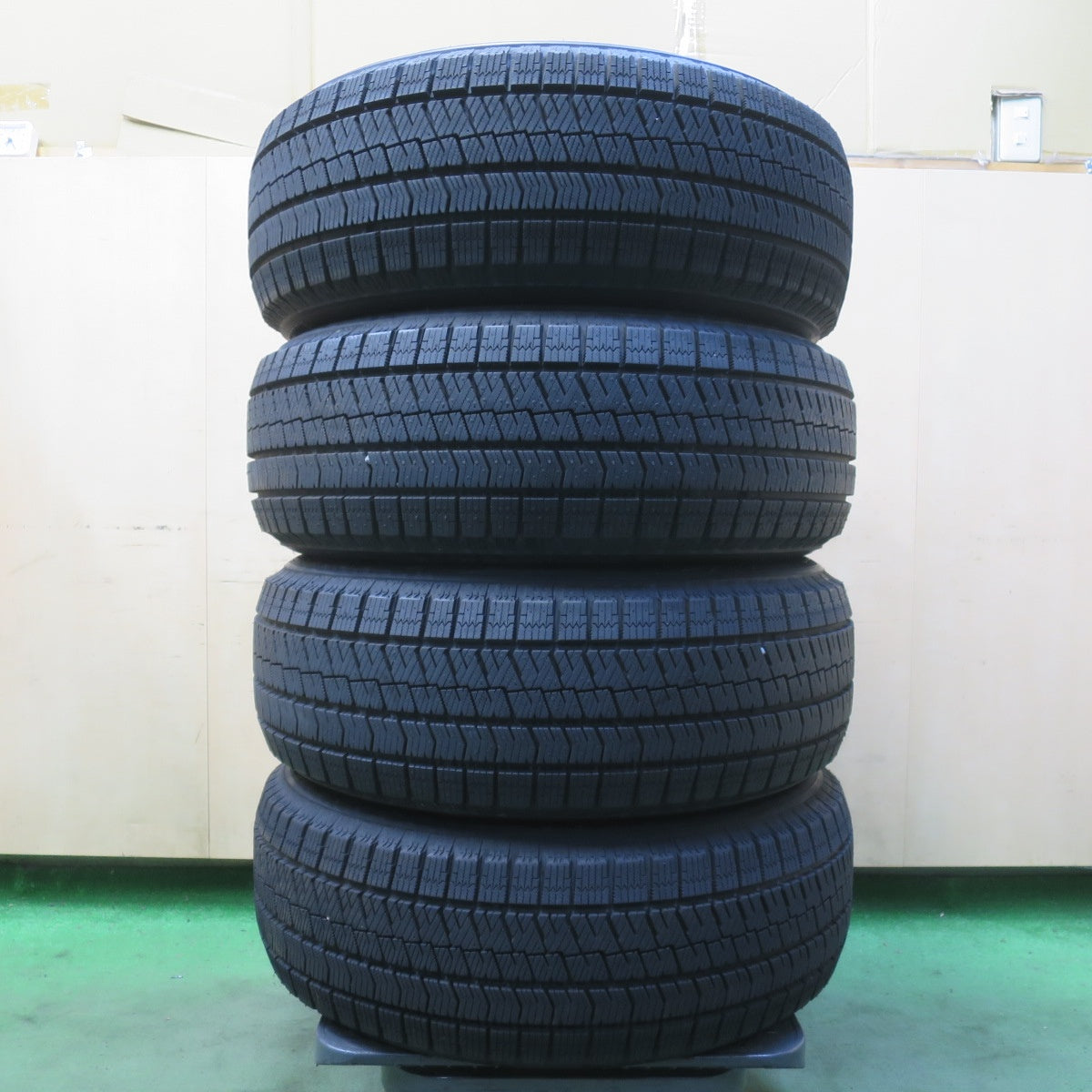 バリ溝！22年！ほぼ10分◎スタッドレス 215/60R16 ブリヂストン ブリザック VRX2 タイヤ 16インチ エスティマ マークX カムリ WR-V オデッセイ ヴェゼル CX-3 MPV 等◎6090406イス
