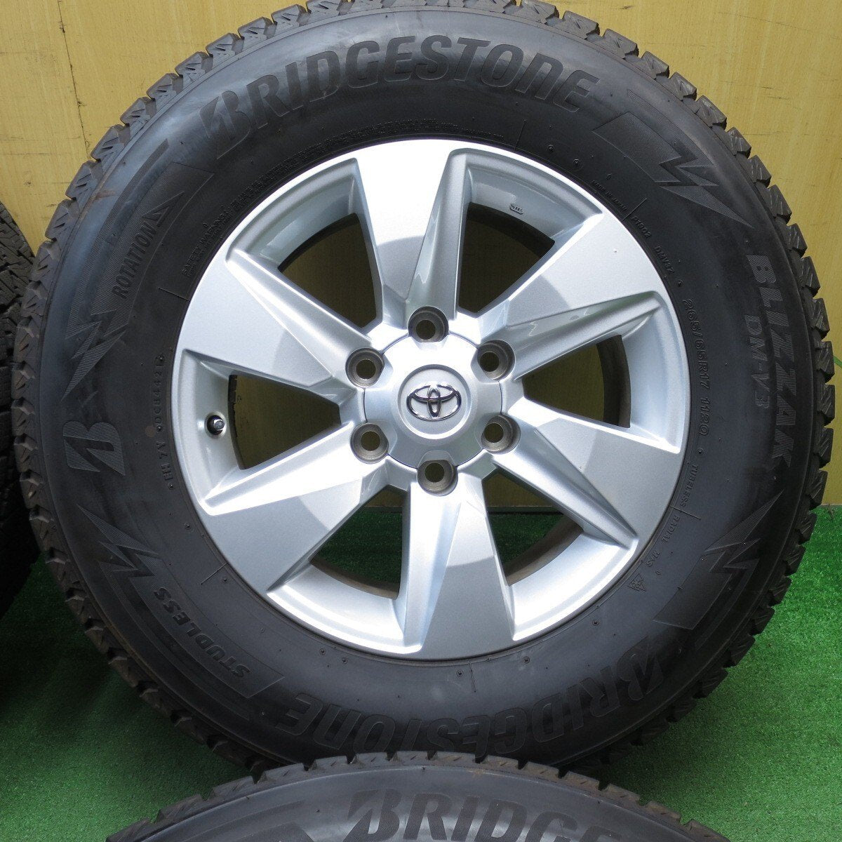 バリ溝！21年！キレイ！9.5分★トヨタ 150系 ランクル プラド 純正 265/65R17 スタッドレス ブリヂストン ブリザック DM-V3 17インチ PCD139.7/6H★5040102KKス