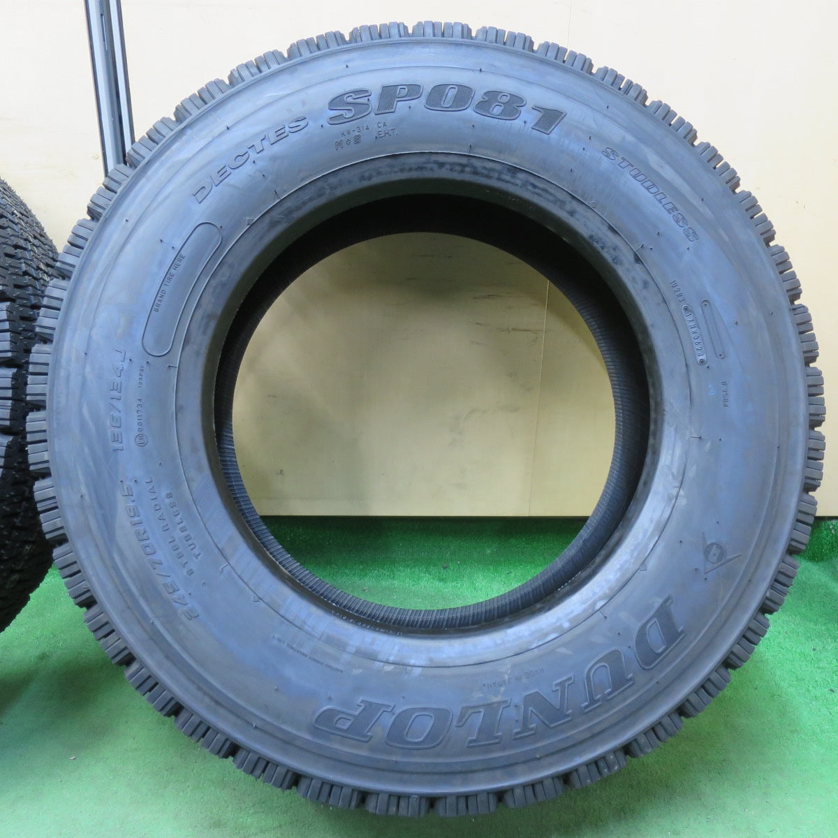 [送料無料] 未使用！24年★トラック タイヤ 245/70R19.5 136/134J スタッドレス ダンロップ デクテス SP081 DECTES 19.5インチ★5031005イスタ