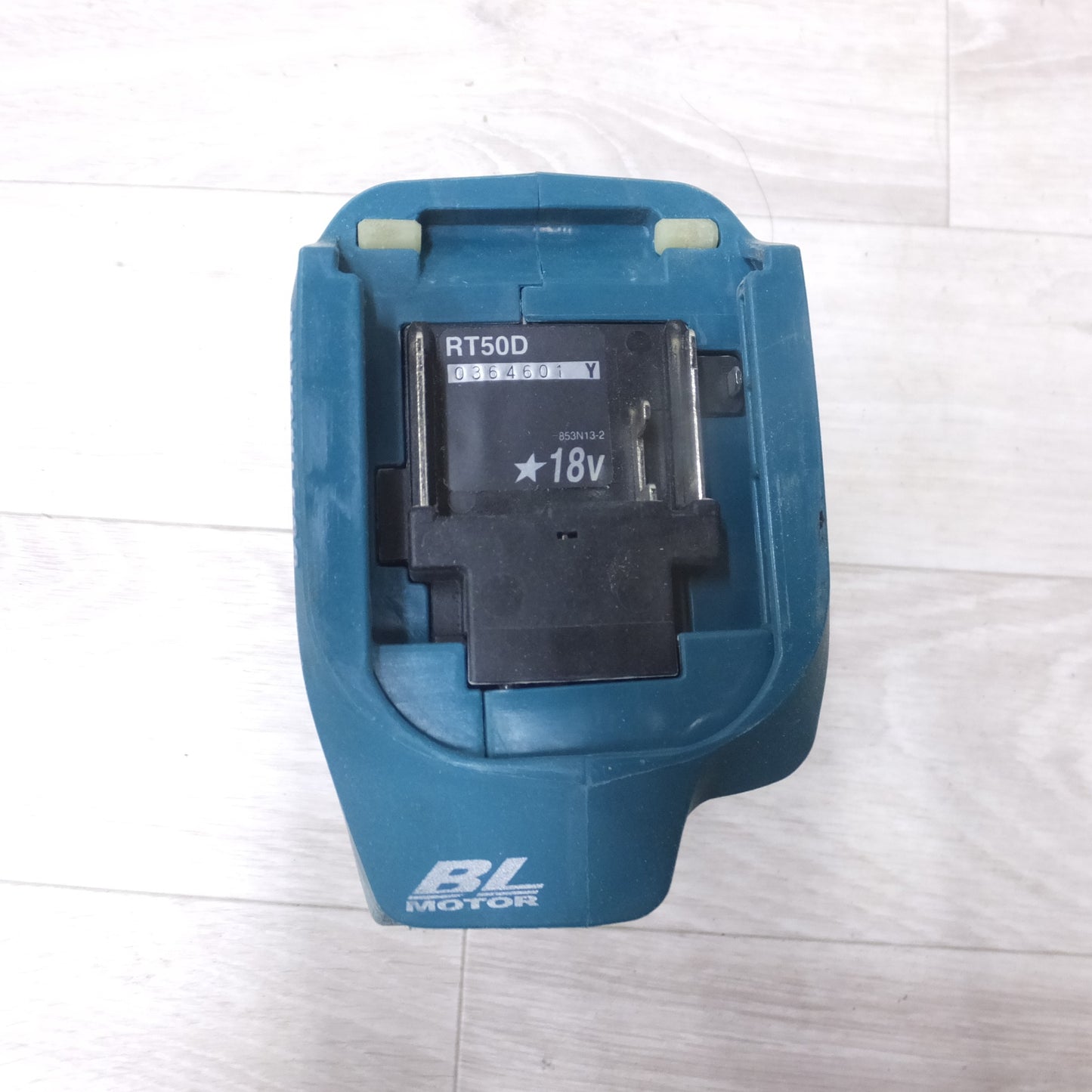 [送料無料] キレイ◆makita マキタ 充電式トリマ RT50D 18V バッテリー 充電器付き 電動工具◆