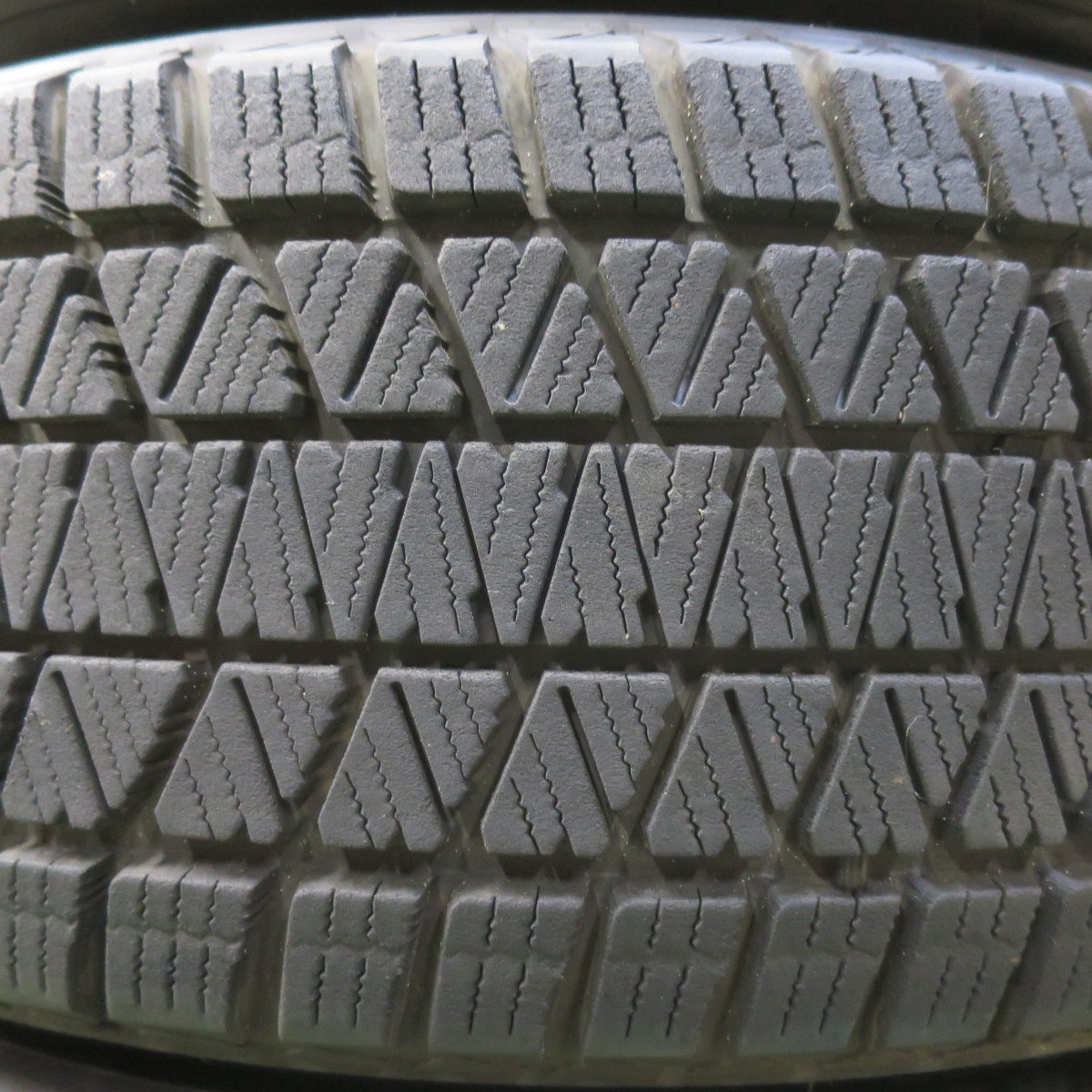 バリ溝！21年！キレイ！9分★スタッドレス 225/60R18 ブリヂストン ブリザック DM-V3 社外 アルミ トヨタ 18インチ PCD114.3/5H★5101602イス