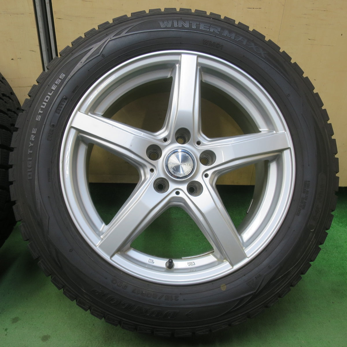 バリ溝！9.5分★スタッドレス 215/60R17 ダンロップ ウインターマックス WM01 VIOLENTO ヴィオレント 17インチ PCD114.3/5H★6012006イス