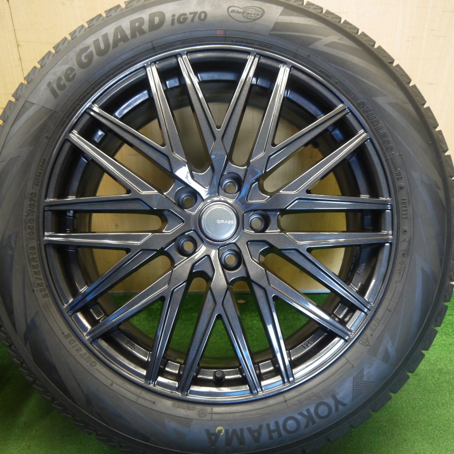 バリ溝！24年！キレイ！9.5分以上◎クラウンセダン 等 235/55R19 スタッドレス ヨコハマ アイスガード iG70 GRASS グラス 19インチ PCD120/5H◎6063004Hス
