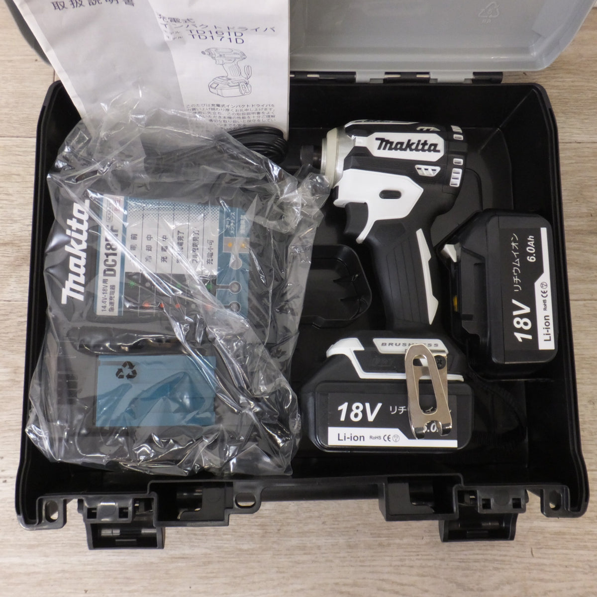 美品★マキタ makita 充電式インパクトドライバ TD171DRGXW 18V　互換バッテリ 2個★