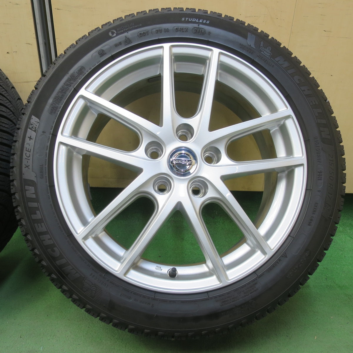 キレイ★日産 リーフ 等 純正 エスティーロ 215/50R17 スタッドレス ミシュラン X-ICE3+ 17インチ PCD114.3/5H★6041701イス