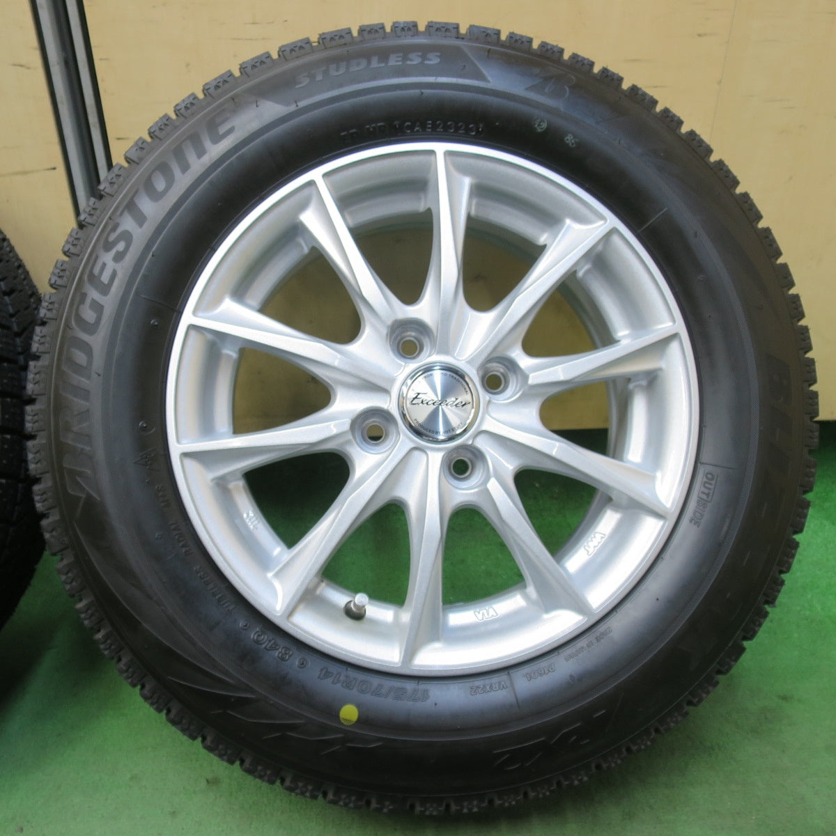ほぼ未使用！23年★スタッドレス 175/70R14 ブリヂストン ブリザック VRX2 Exceeder エクシーダー 14インチ PCD100/4H★5122304イス