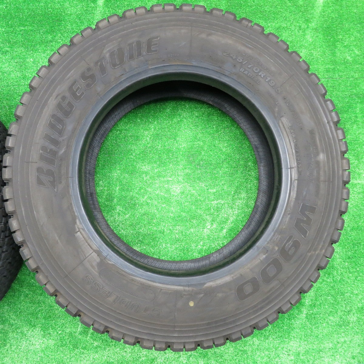 *送料無料* バリ溝！23年！9.5分★トラック タイヤ 245/70R19.5 136/134J スタッドレス ブリヂストン W900 19.5インチ★4072002NJスタ