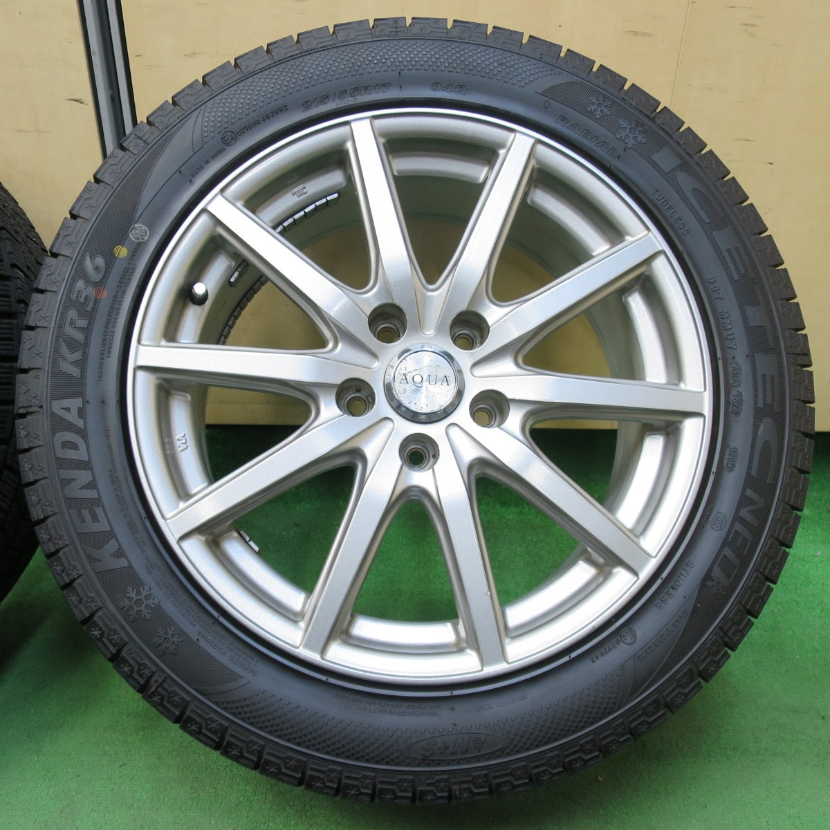 [送料無料] バリ溝！22年！9.5分以上★スタッドレス 215/55R17 ケンダ KR36 アイステック ネオ AQUA アクア 17インチ PCD114.3/5H★5010303イス