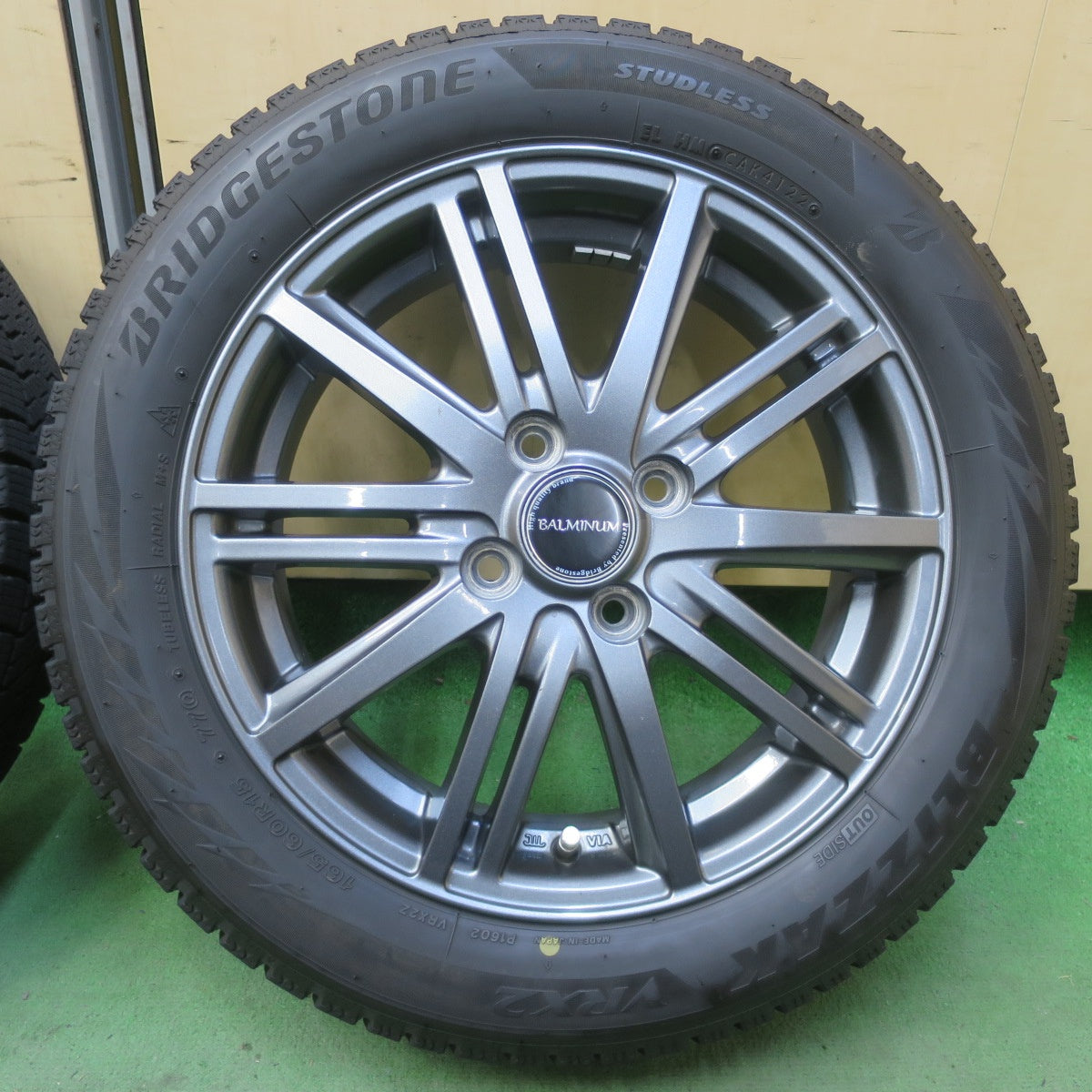 バリ溝！22年！キレイ！8.5分◎スタッドレス 165/60R15 ブリヂストン ブリザック VRX2 BALMINUM BR10 バルミナ 軽サイズ 15インチ PCD100/4H◎6092405イス