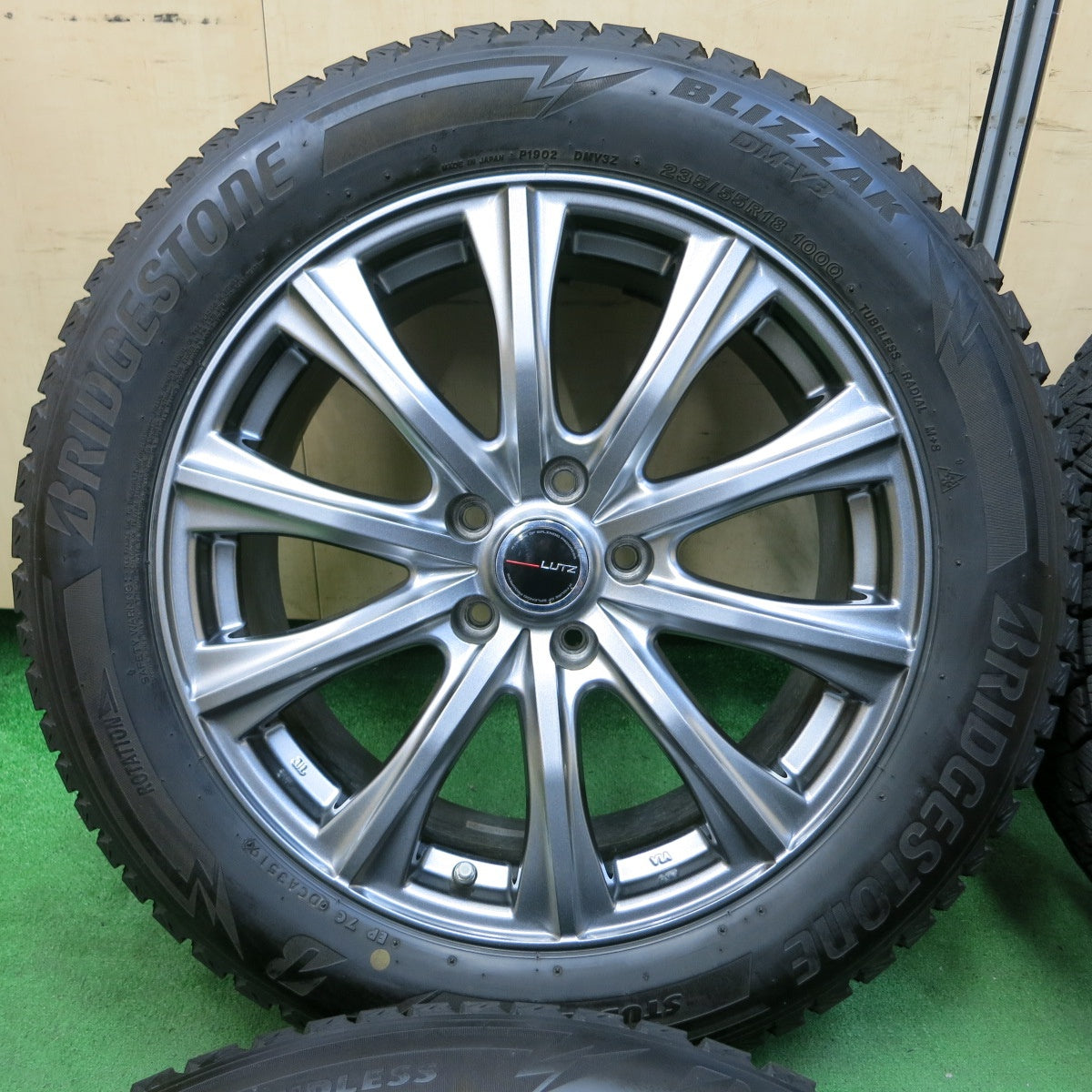 [送料無料] バリ溝！キレイ！9.5分★スタッドレス 235/55R18 ブリヂストン ブリザック DM-V3 LUTZ 18インチ PCD114.3/5H★4092003SYス