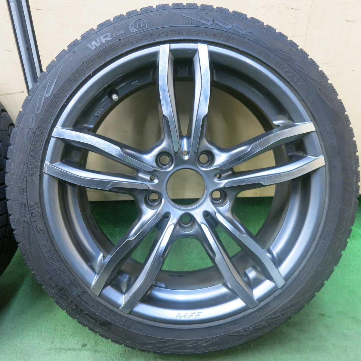 バリ溝！8.5分★BMW 等 MAK LUFT FF 225/45R17 スタッドレス ノキアン WRA4 FRT ルフト MFF 17インチ PCD120/5H★5111703SKス
