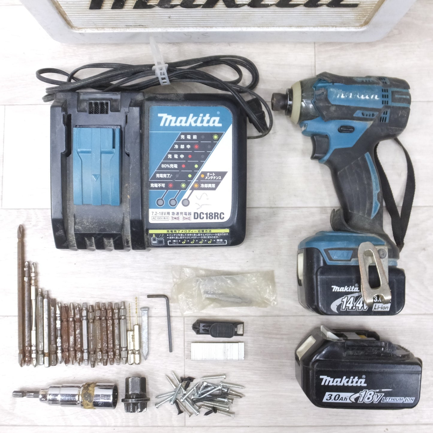 [送料無料] バッテリー2個！付属品多数◆マキタ  充電式 インパクト ドライバ 18V TD149D ケース 充電器 ビット 付き 電動 工具◆