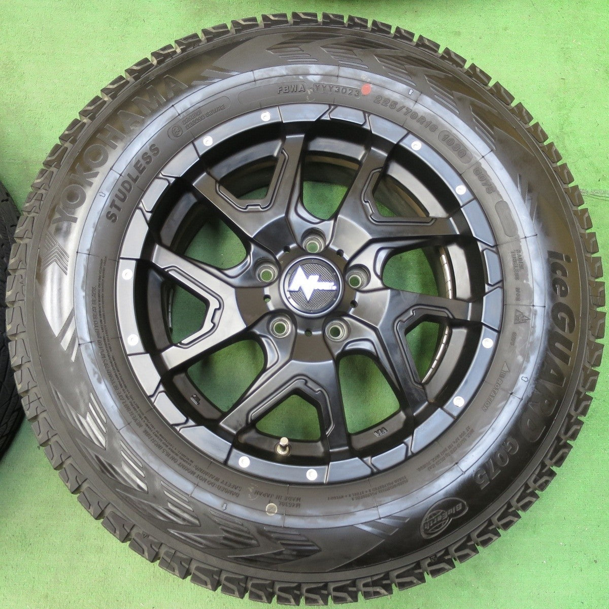 バリ溝！23年！キレイ！9.5分以上★NITRO POWER DERINGER 225/70R16 スタッドレス ヨコハマ アイスガード G075 ナイトロパワー デリンジャー 16インチ PCD114.3/5H★5032405イス