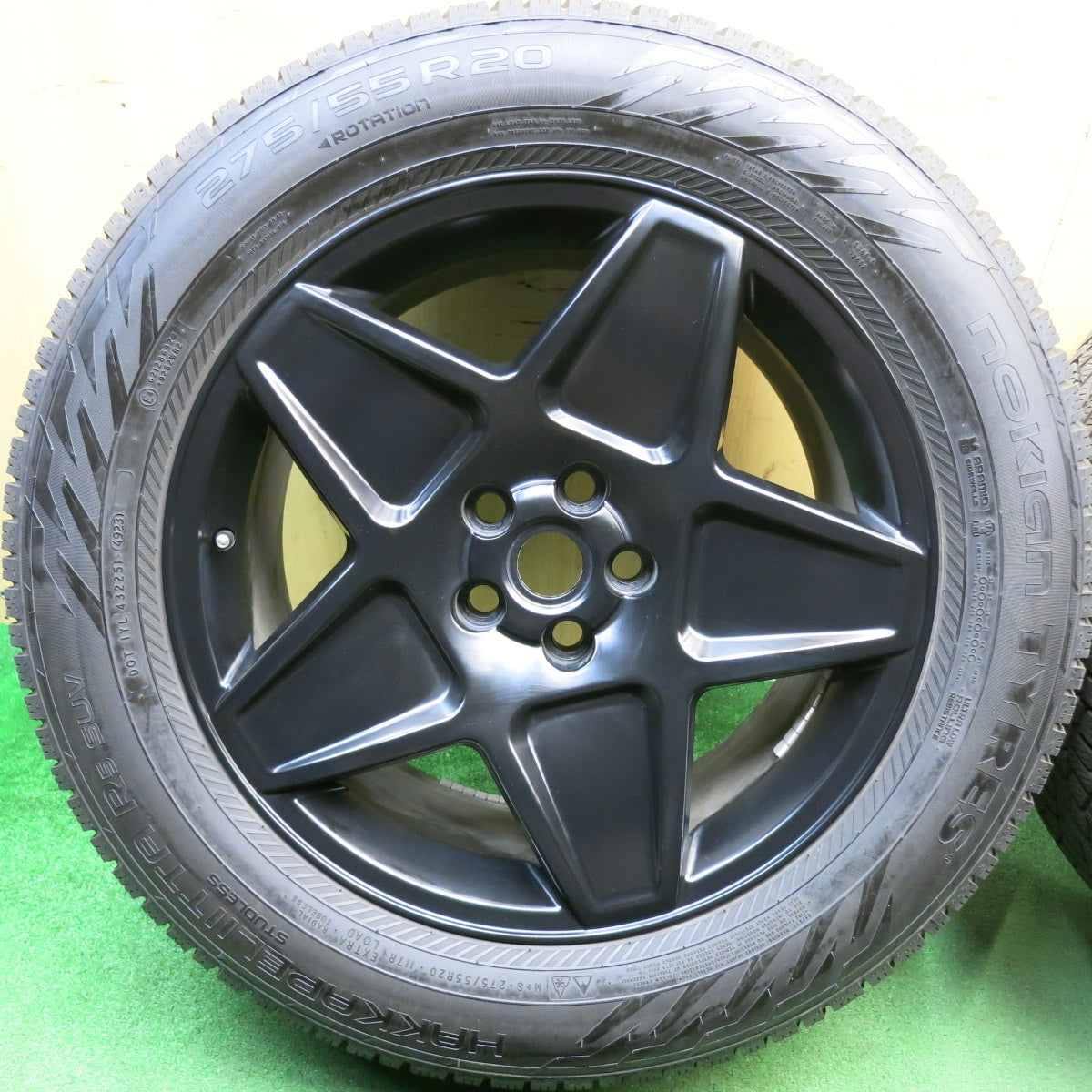 バリ溝！23年！キレイ！8.5分★ランドローバー ディフェンダー 等 275/55R20 スタッドレス ノキアン タイヤ ハッカペリッタ R5 SUV 阿部商会 AMD 20インチ PCD120/5H★6043008HAス