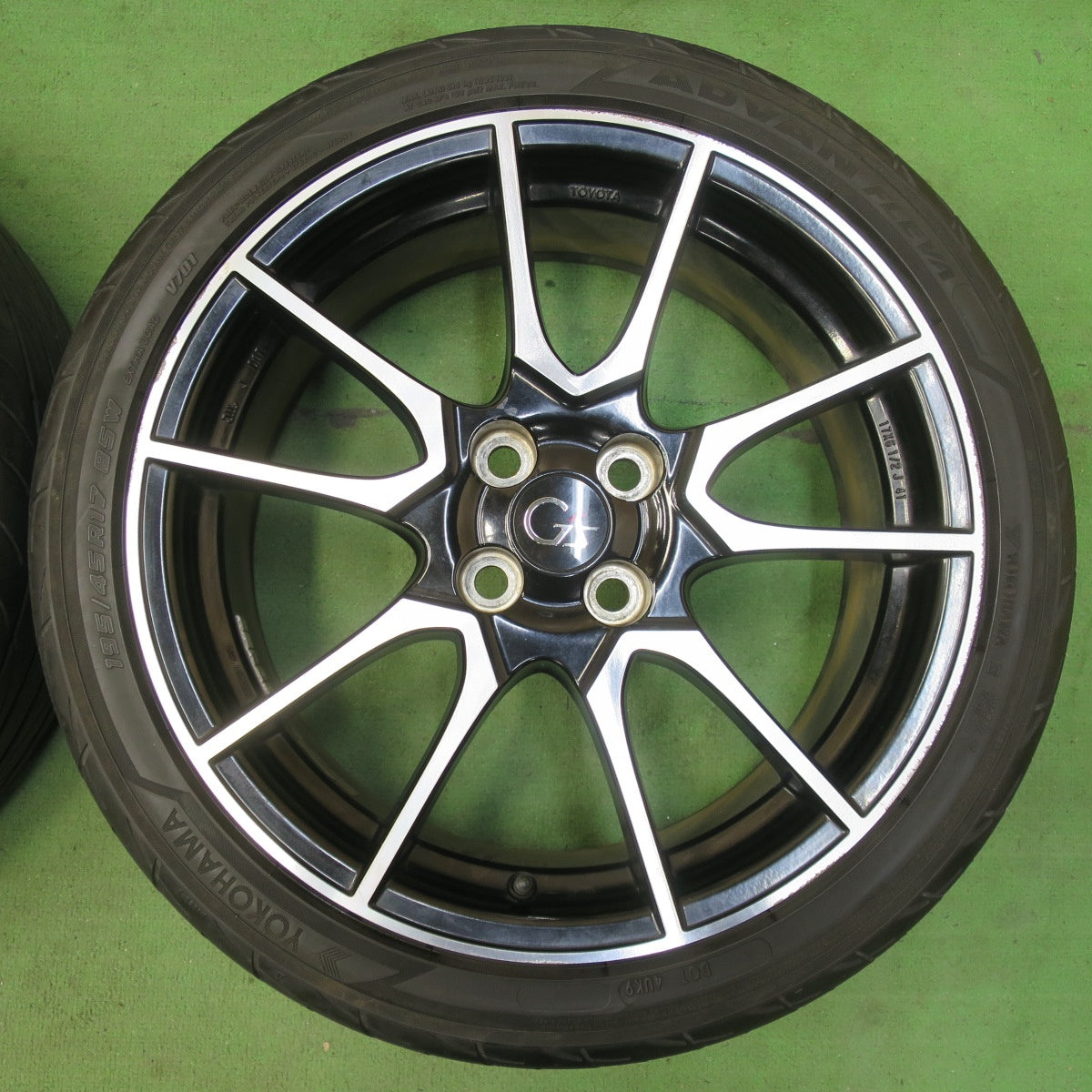 バリ溝！22年！9.5分★トヨタ NHP10 アクア G's 純正 195/45R17 ヨコハマ アドバン FLEVA V701 17インチ PCD100/4H★5051208イノ