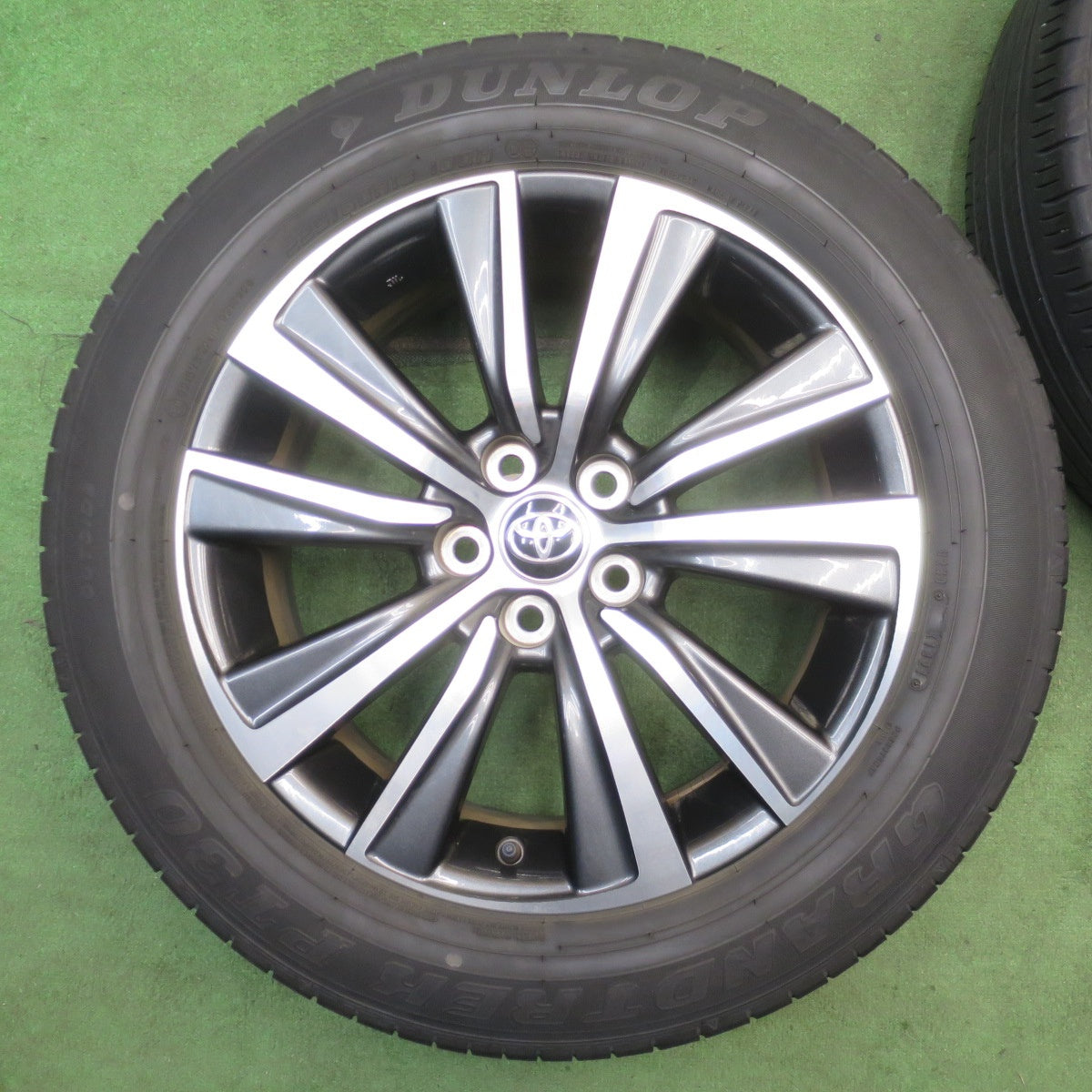 キレイ★トヨタ 80系 ハリアー Gグレード 純正 225/60R18 ダンロップ グラントレック PT30 18インチ PCD114.3/5H★6051804NJノ