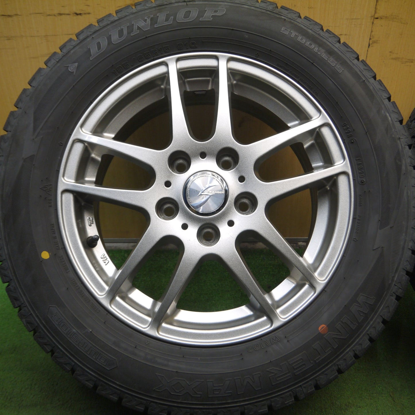 *送料無料* バリ溝！20年！9.5分★スタッドレス 195/65R15 ダンロップ ウインターマックス WM02 STRANGER ストレンジャー 15インチ PCD114.3/5H★4040814Hス