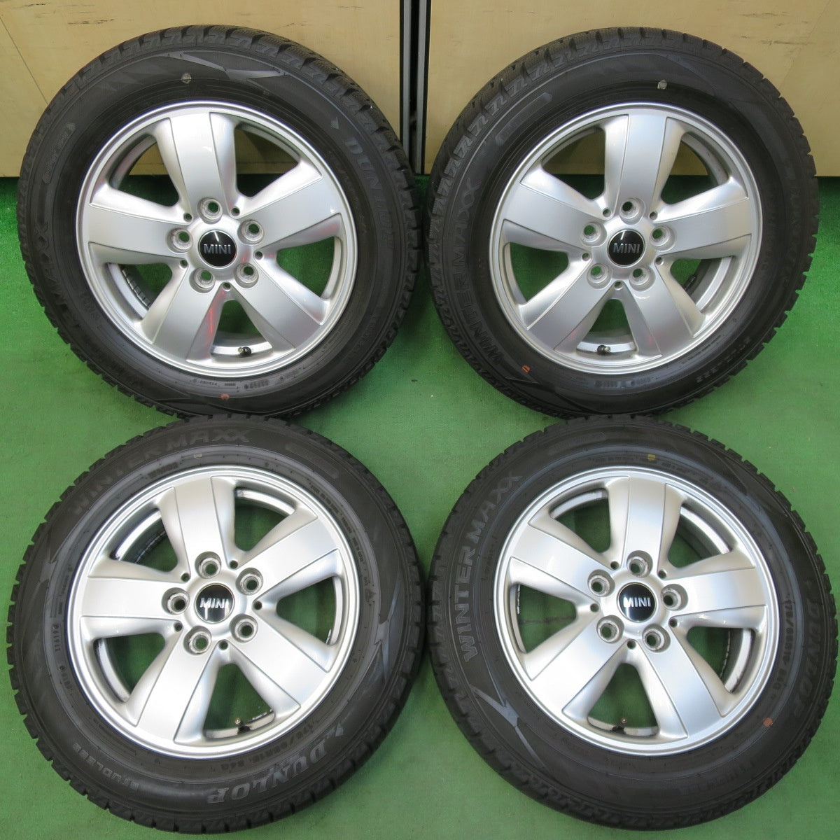 [送料無料] バリ溝！キレイ！9.5分★MINI ミニ クーパー F55 F56 F57 純正 175/65R15 スタッドレス ダンロップ ウインターマックス WM02 15インチ PCD112/5H★4123020イス