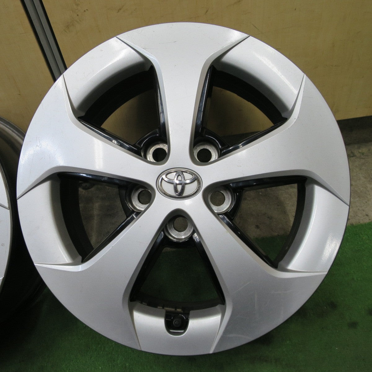 4本価格★トヨタ 30系 プリウス 純正 ホイール 15インチ 15×6J PCD100/5H★6052904NGホ