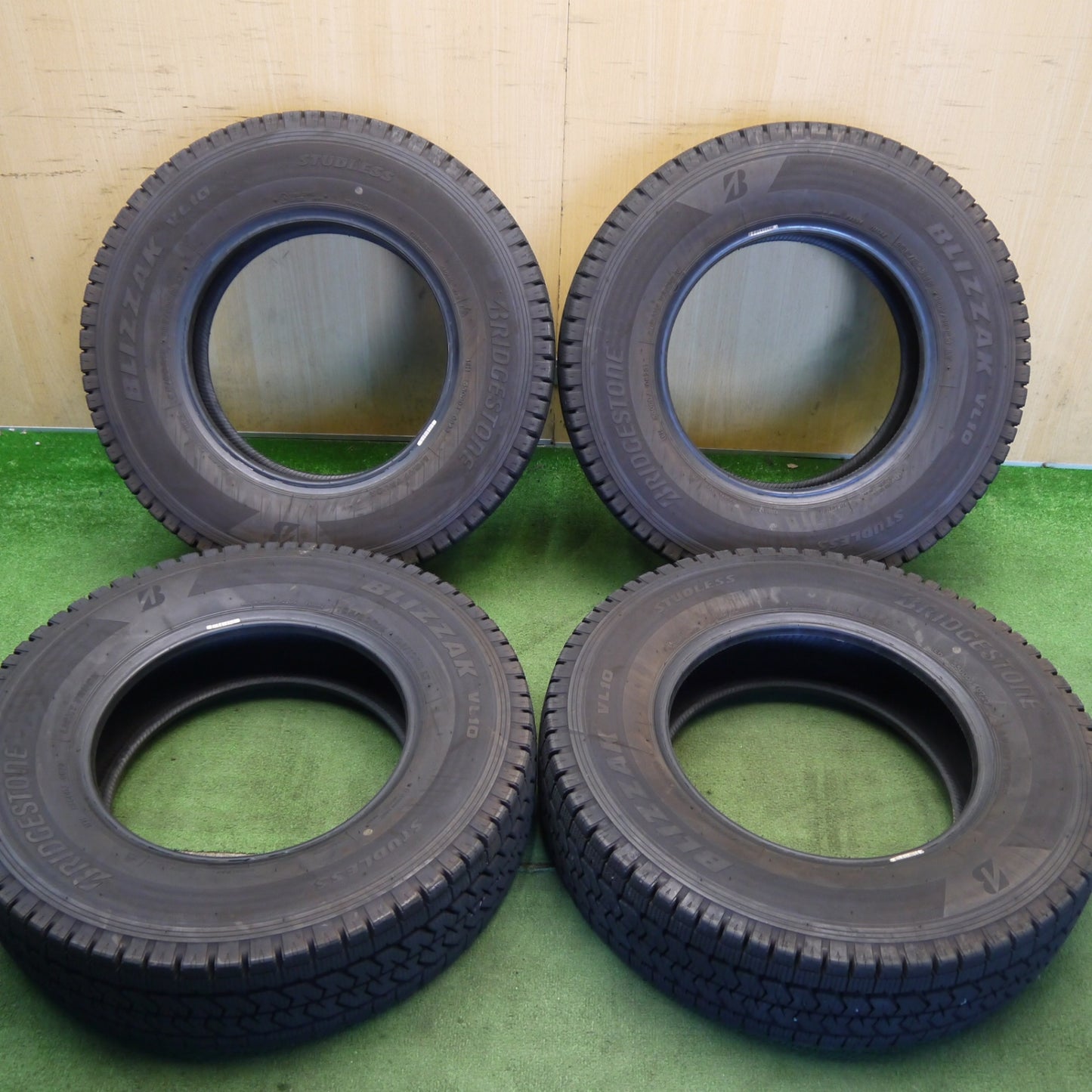 バリ溝！23年！9.5分★スタッドレス 195/80R15 107/105N ブリヂストン ブリザック VL10 タイヤ 15インチ ハイエース キャラバン 等★6070306Hスタ