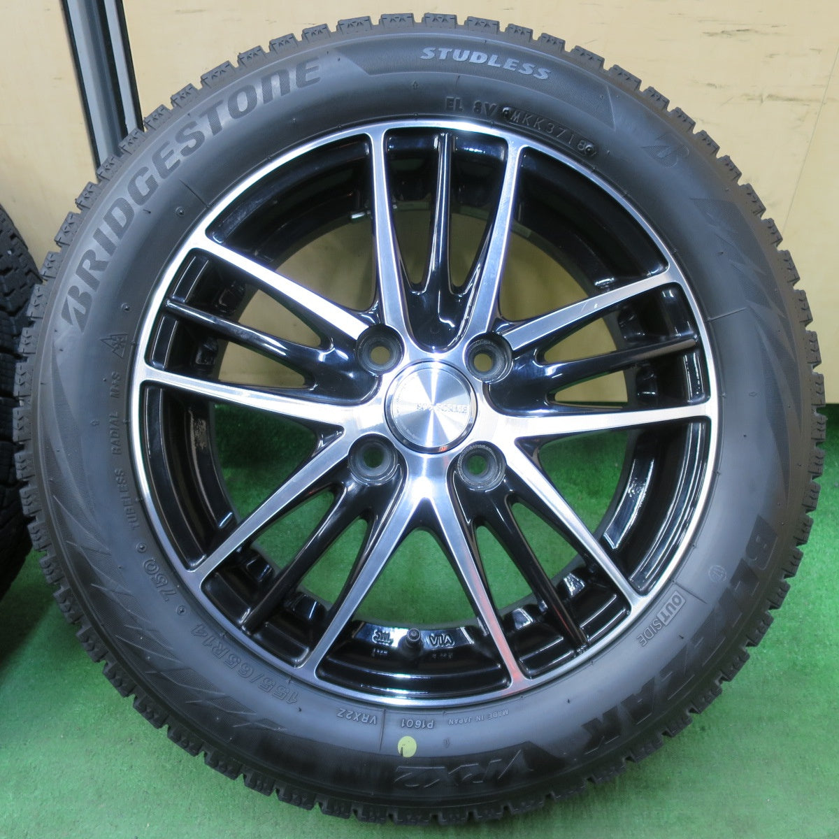 [送料無料] バリ溝！キレイ！8.5分★スタッドレス 155/65R14 ブリヂストン ブリザック VRX2 ECO FORME エコフォルム 14インチ PCD100/4H★5012502イス