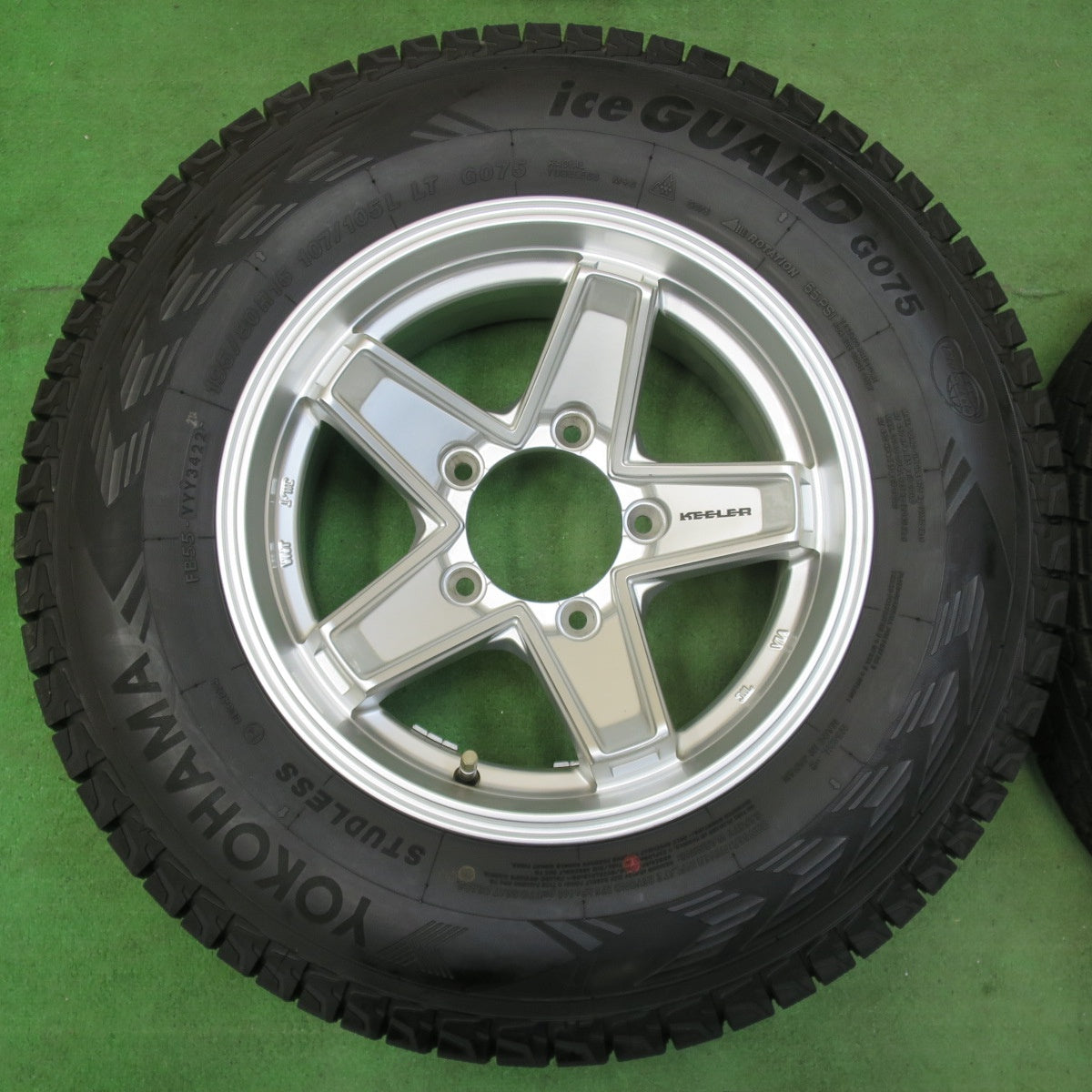 [送料無料] バリ溝！22年！キレイ！9.5分以上★ジムニー シエラ 等 KEELER スタッドレス 195/80R15 107/105L ヨコハマ アイスガード G075 キーラー 15インチ PCD139.7/5H★4121407イス