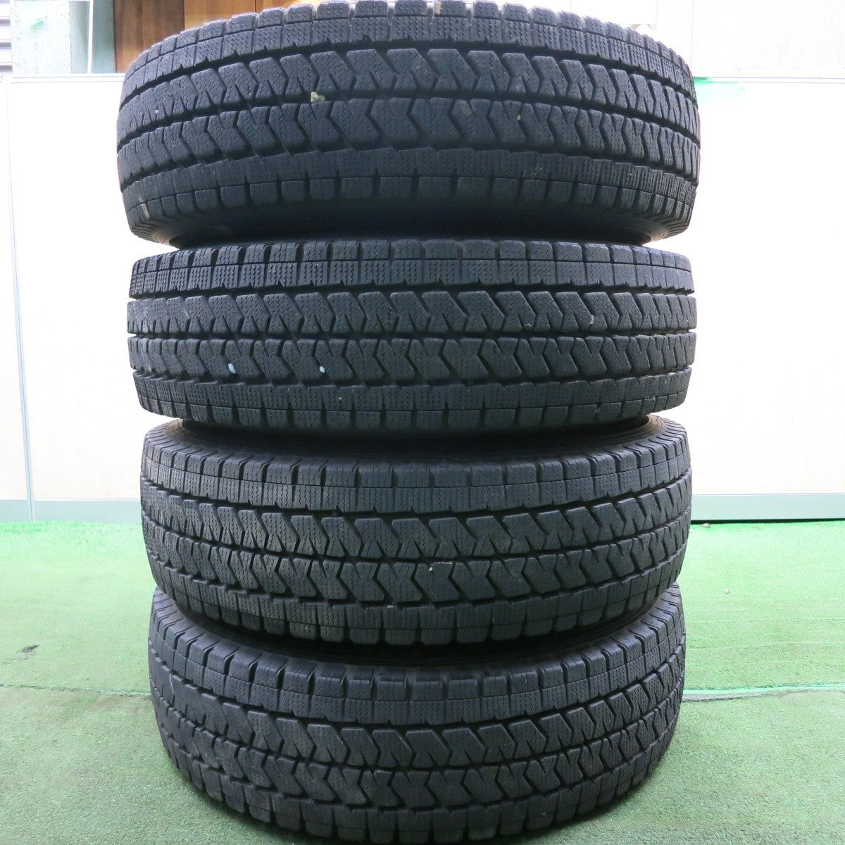 *送料無料* バリ溝！22年！9.5分★ハイエース等 195/80R15 スタッドレス ブリヂストン ブリザック VL10 Exceeder エクシーダー PCD139.7/6H★4042802HAス