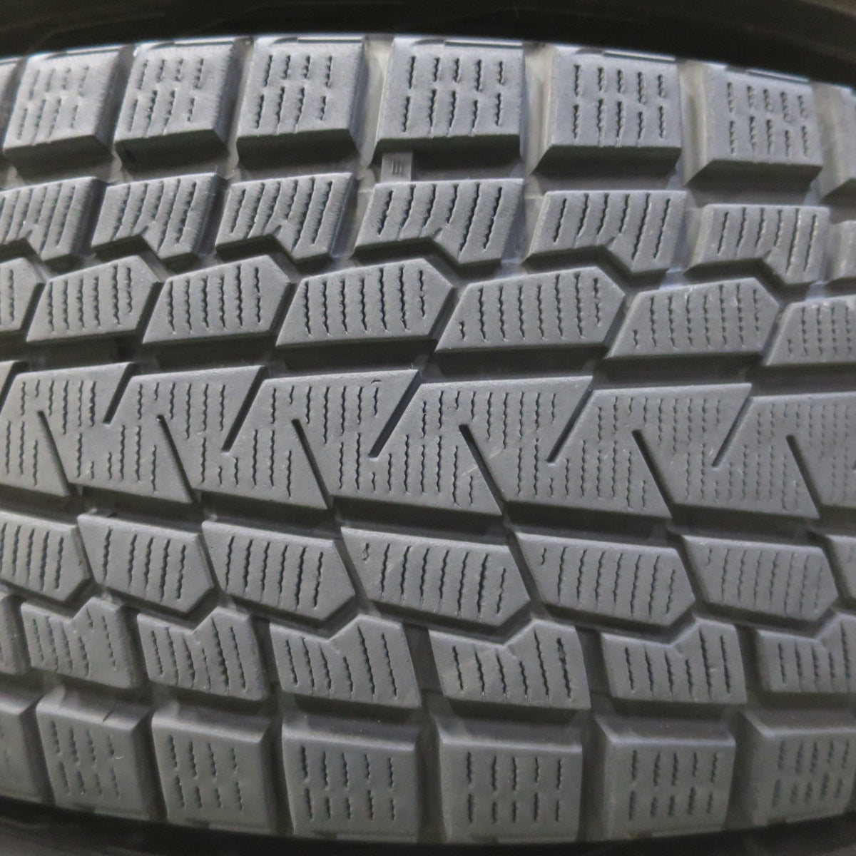 バリ溝！キレイ！9.5分◎スタッドレス 225/65R17 ヨコハマ アイスガード G075 NIRVANA NV ニルヴァーナ ニルバーナ 17インチ PCD114.3/5H◎6092307イス