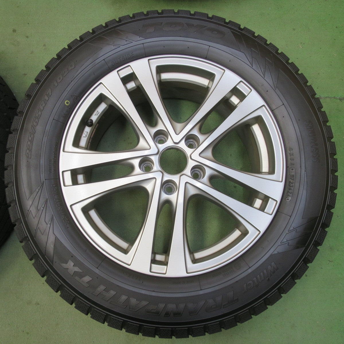 バリ溝！24年！9.5分以上◎スタッドレス 225/65R17 トーヨー ウインター トランパス TX 社外 アルミ 17インチ PCD114.3/5H◎6090907イス