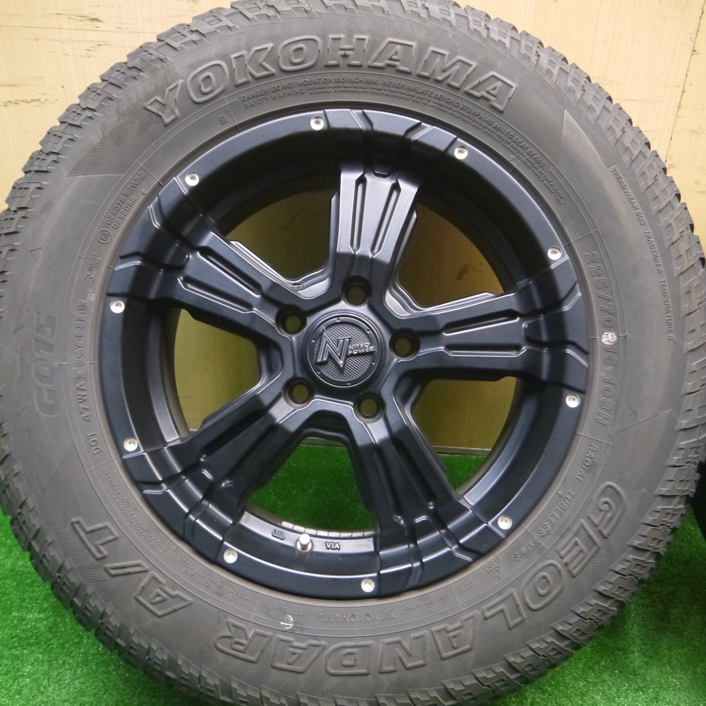 [送料無料] キレイ★NITRO POWER LFM527 CROSS CLAW 225/70R16 ヨコハマ ジオランダー A/T G015 ナイトロパワー PCD114.3/5H★4091703Hノ