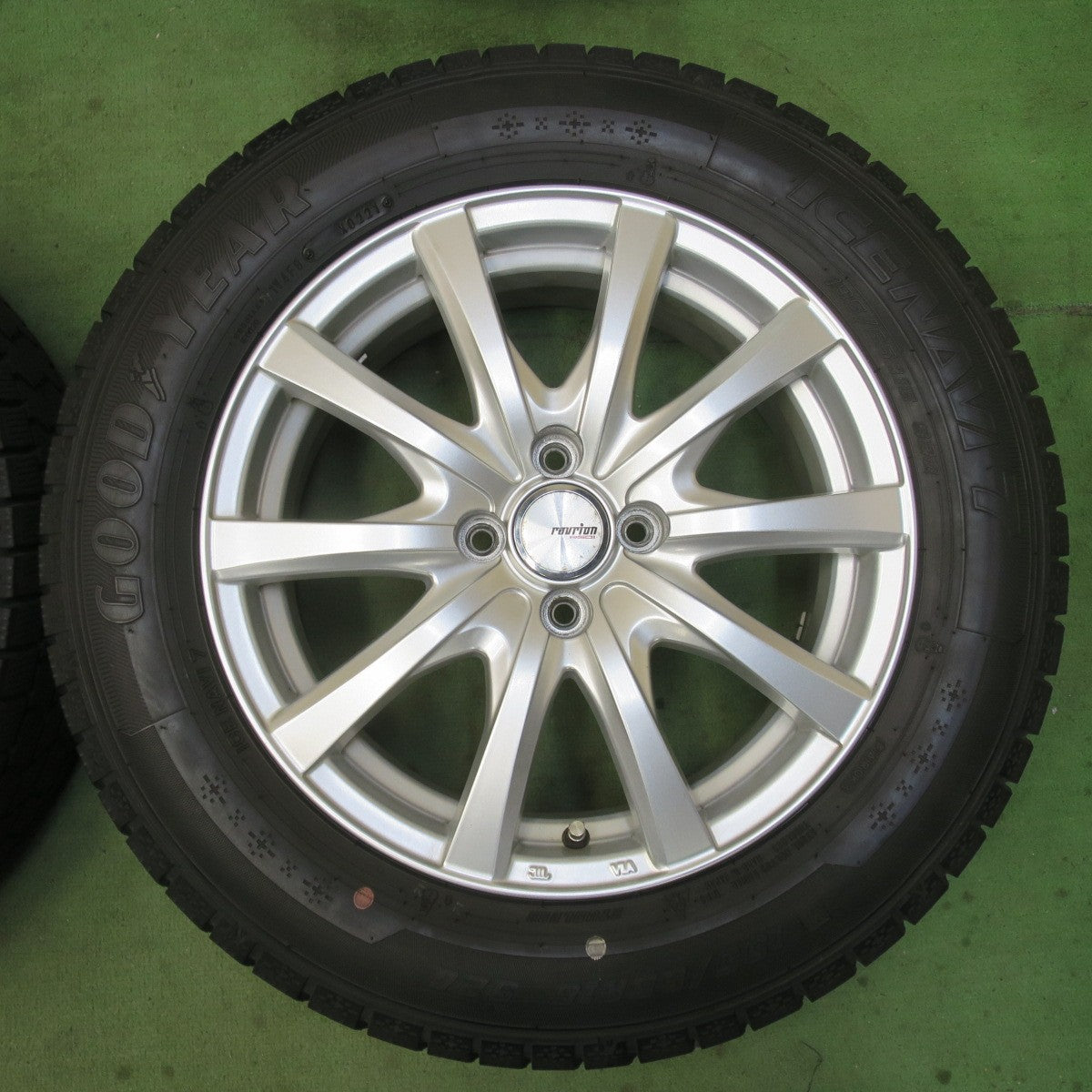 バリ溝！キレイ！8.5分★スタッドレス 195/65R16 グッドイヤー アイスナビ7 ravrion RS01 ラブリオン 16インチ PCD100/4H★6022301イス