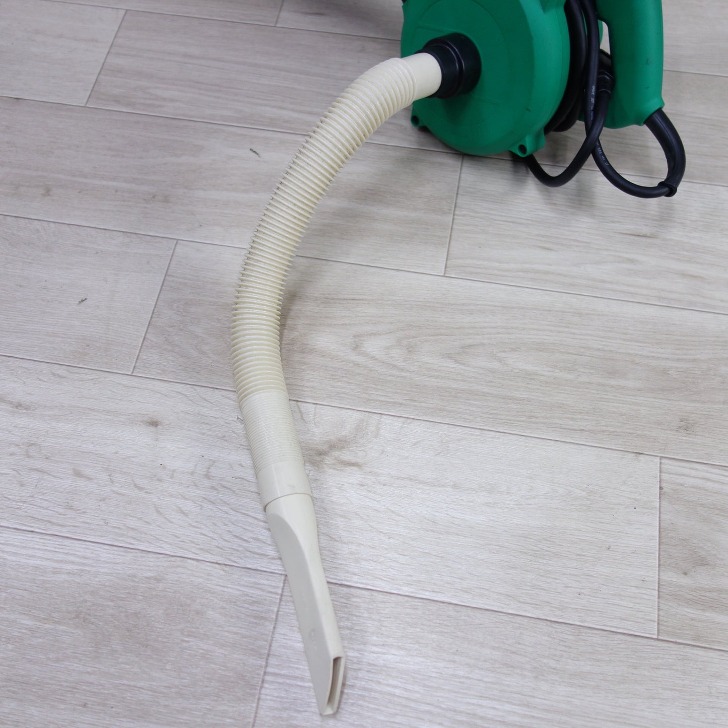 [送料無料] キレイ！付属品付き◆マキタ ブロワ MUB111 屋内用 電動 工具 集じん 集塵機 清掃 送風 送風機 無段 変速 makita◆