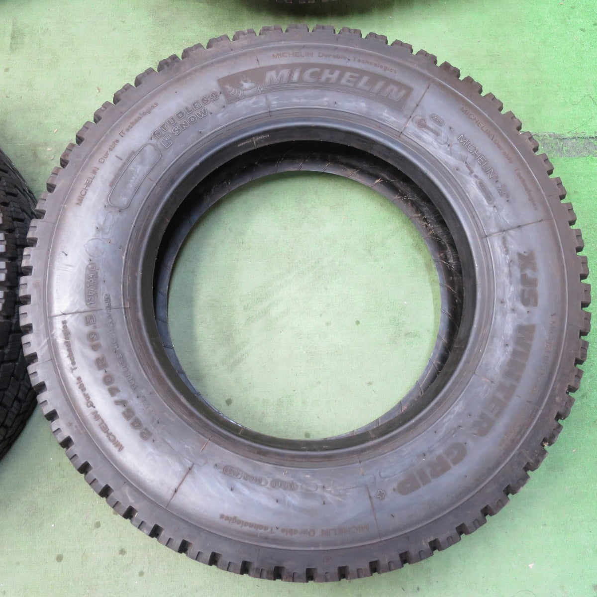 バリ溝！22年！9分★トラック タイヤ 245/70R19.5 136/134L スタッドレス ミシュラン XJS WINTER GRIP+ 19.5インチ★6010703イスタ