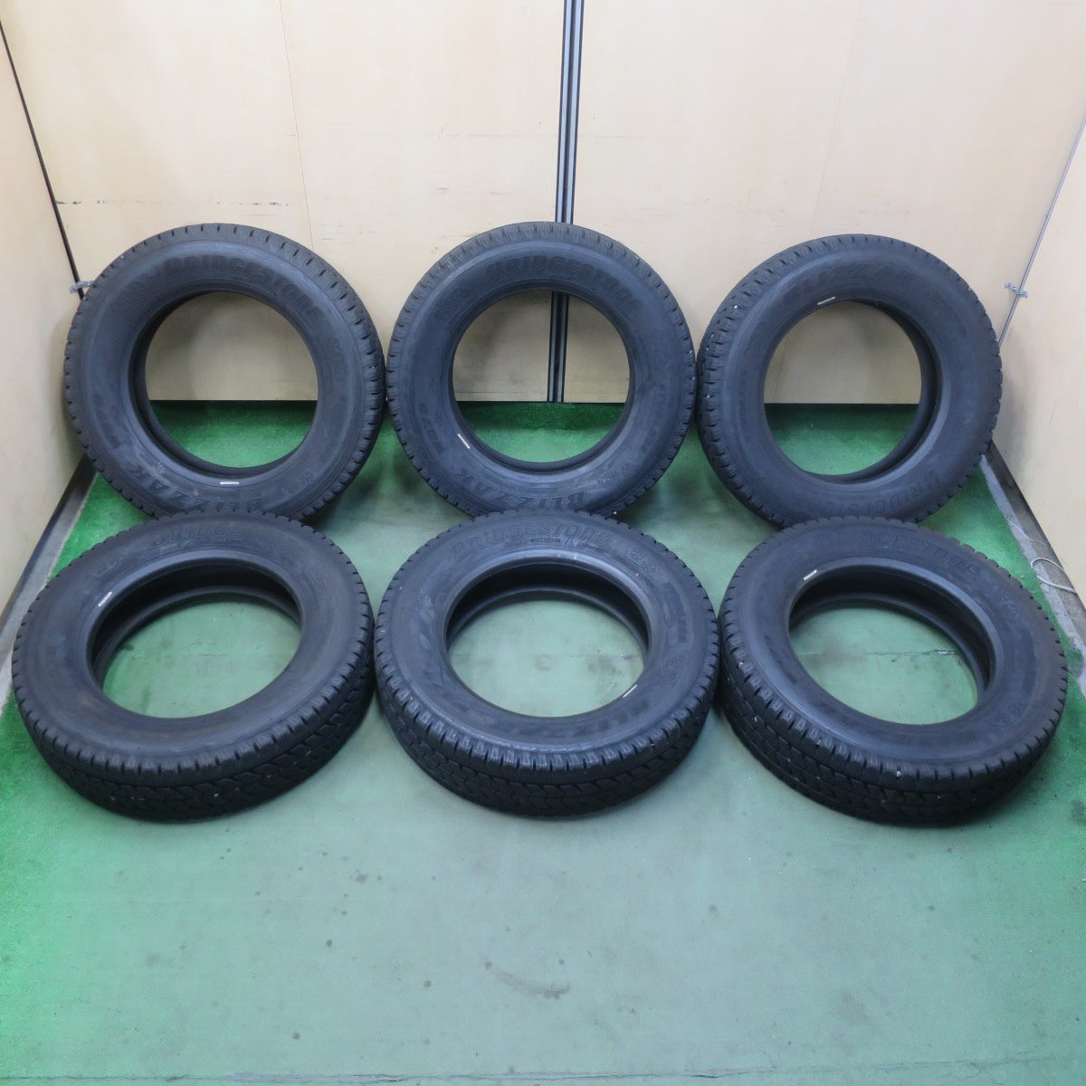 バリ溝！9分！6本★トラック タイヤ 215/70R17.5 118/116L スタッドレス ブリヂストン ブリザック W979 17.5インチ★6060105イスタ