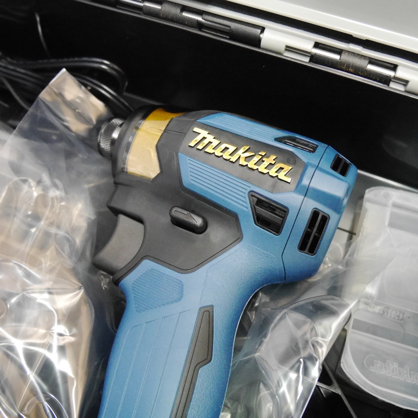[送料無料] 未使用！バッテリー2個☆マキタ 充電式 インパクトドライバ TD173D GXPB 電動 工具 makita 18V☆