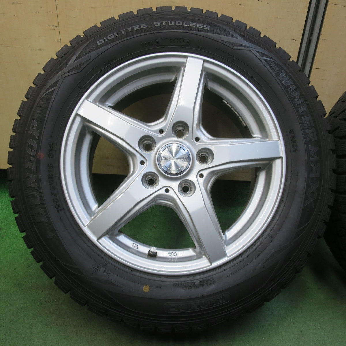 バリ溝！キレイ！9.5分★スタッドレス 195/65R15 ダンロップ ウインターマックス WM01 VIOLENTO ヴィオレント 15インチ PCD114.3/5H★6051305イス