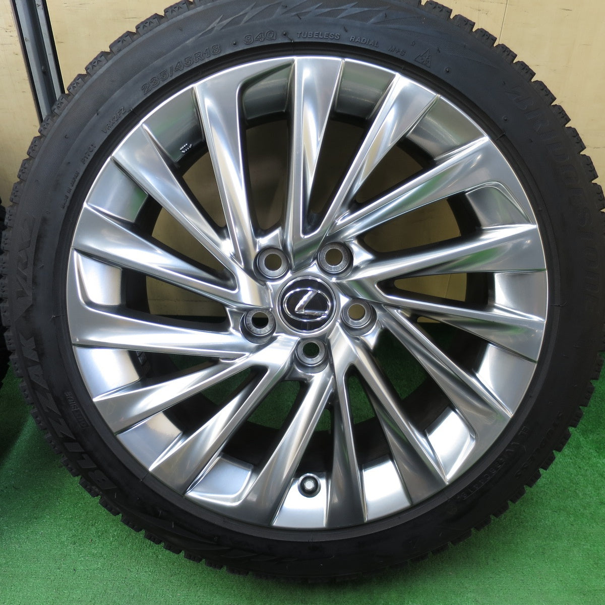 *送料無料* センサー付！バリ溝！綺麗！9.5分★レクサス ES300h バージョンL 純正 235/45R18 スタッドレス ブリヂストン ブリザック VRX2 PCD114.3/5H★4042202KMス