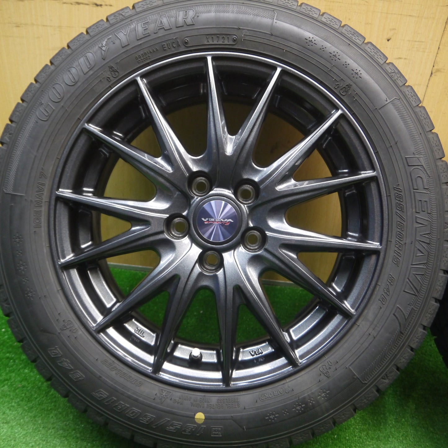 [送料無料] バリ溝！21年！キレイ！9.5分以上★シエンタ 等 185/60R15 スタッドレス グッドイヤー アイスナビ7 VELVA SPORTZ ヴェルヴァ 15インチ PCD100/5H★4120304Hス